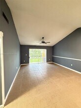 4057 NW 90th Ave in Sunrise, FL - Foto de edificio - Building Photo