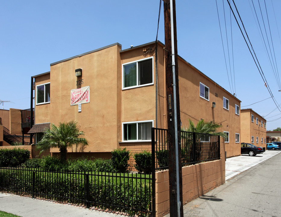 225 E Pearson Ave in Anaheim, CA - Building Photo