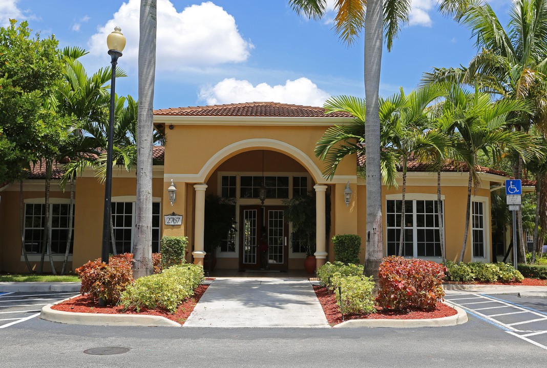 Portofino in Lake Worth, FL - Foto de edificio