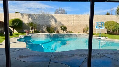 10704 Vista Bonita Dr in Bakersfield, CA - Building Photo - Building Photo