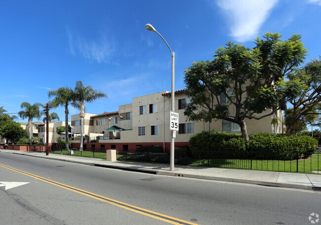 Emerald Terrace Apartments in Santa Ana, CA - Foto de edificio - Building Photo