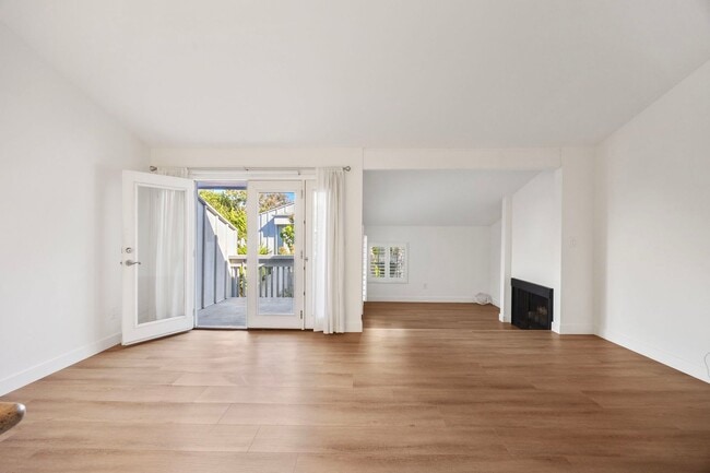 16952 Pacific Coast Hwy in Huntington Beach, CA - Building Photo - Building Photo