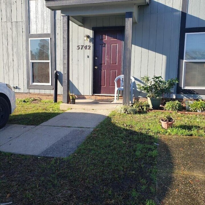 5742 Aftonshire Dr in Fayetteville, NC - Building Photo