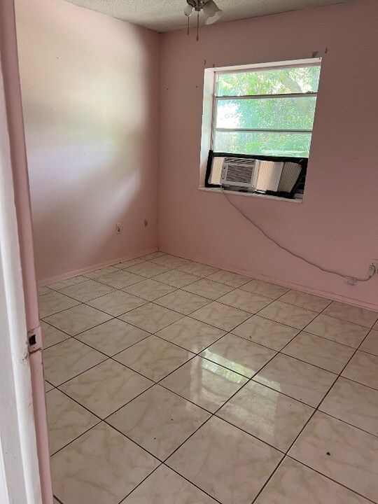 961 Darwin Ln NE in Palm Bay, FL - Foto de edificio