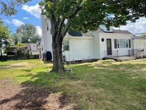 2330 Oxford St in East Meadow, NY - Building Photo - Building Photo