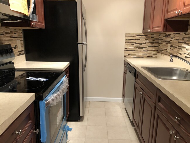 13 Presidential Dr, Unit 13 in Englewood, NJ - Building Photo - Building Photo