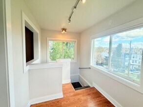 909 W Emerson St in Seattle, WA - Building Photo - Building Photo