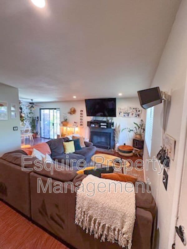 646 Orwell Ln in Ventura, CA - Foto de edificio - Building Photo