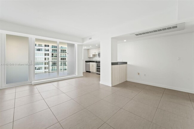 910 West Ave-Unit -1528 in Miami Beach, FL - Building Photo - Building Photo