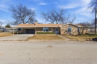 109 E Williams St in Bowie, TX - Building Photo