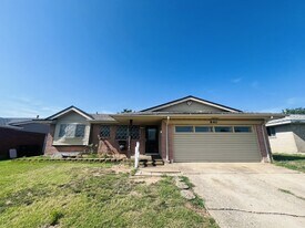 840 N Windermere Dr in Moore, OK - Building Photo