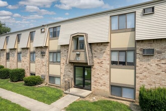 Ross Park Apartments in Fremont, OH - Building Photo - Building Photo