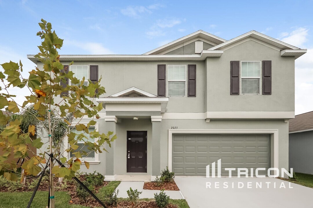 2023 Broad Winged Hawk Dr in Ruskin, FL - Building Photo