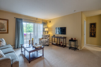 Breakwater Apartments at The Normandy in Rocky River, OH - Foto de edificio - Building Photo