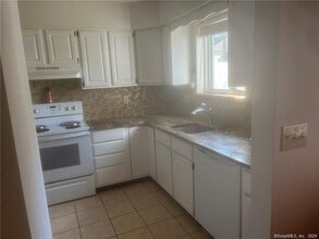 10 MacIntosh Ln in Ansonia, CT - Building Photo - Building Photo