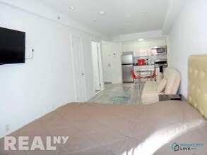 521 W 48th St in New York, NY - Building Photo - Building Photo