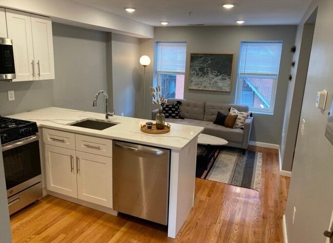 13 Wiget St, Unit 3 in Boston, MA - Foto de edificio - Building Photo