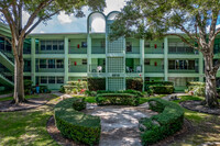 The 7 Oaks in St. Petersburg, FL - Foto de edificio - Building Photo