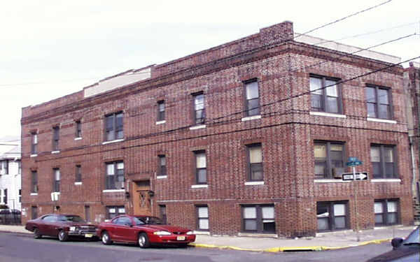 514 82nd St in North Bergen, NJ - Building Photo