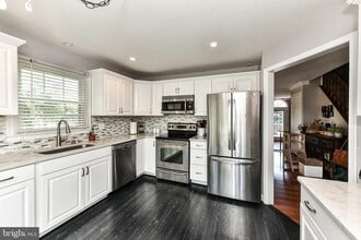 21820 Leatherleaf Ct in Sterling, VA - Building Photo - Building Photo