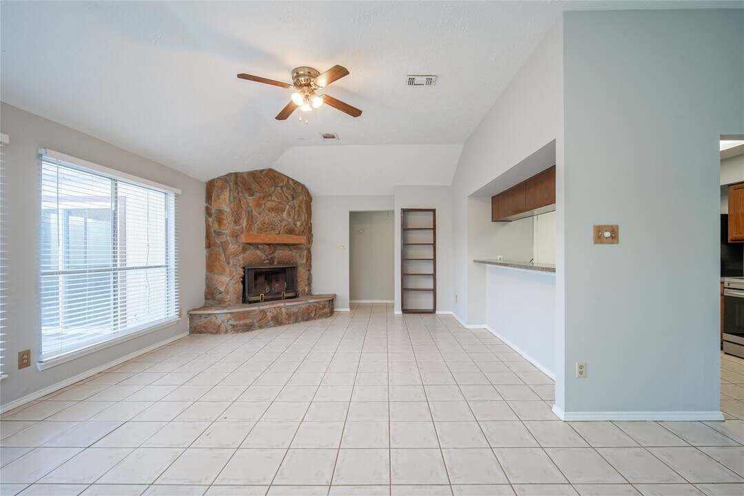 8319 Wind Willow Dr in Houston, TX - Building Photo