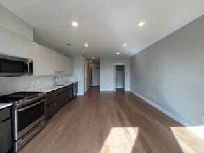 8 Central St, Unit 209 in Somerville, MA - Foto de edificio - Building Photo