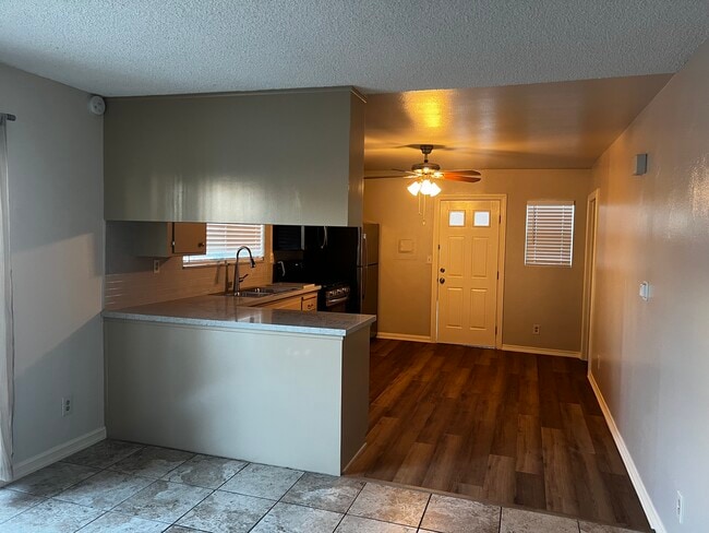 1047 W 25th St in San Pedro, CA - Foto de edificio - Building Photo