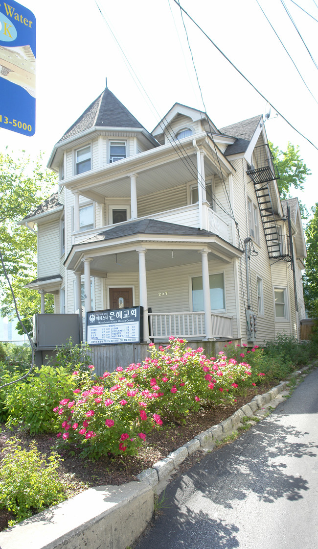 207 Central Ave in White Plains, NY - Foto de edificio - Building Photo