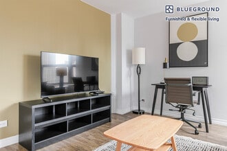 8 W Chestnut St in Chicago, IL - Building Photo - Building Photo