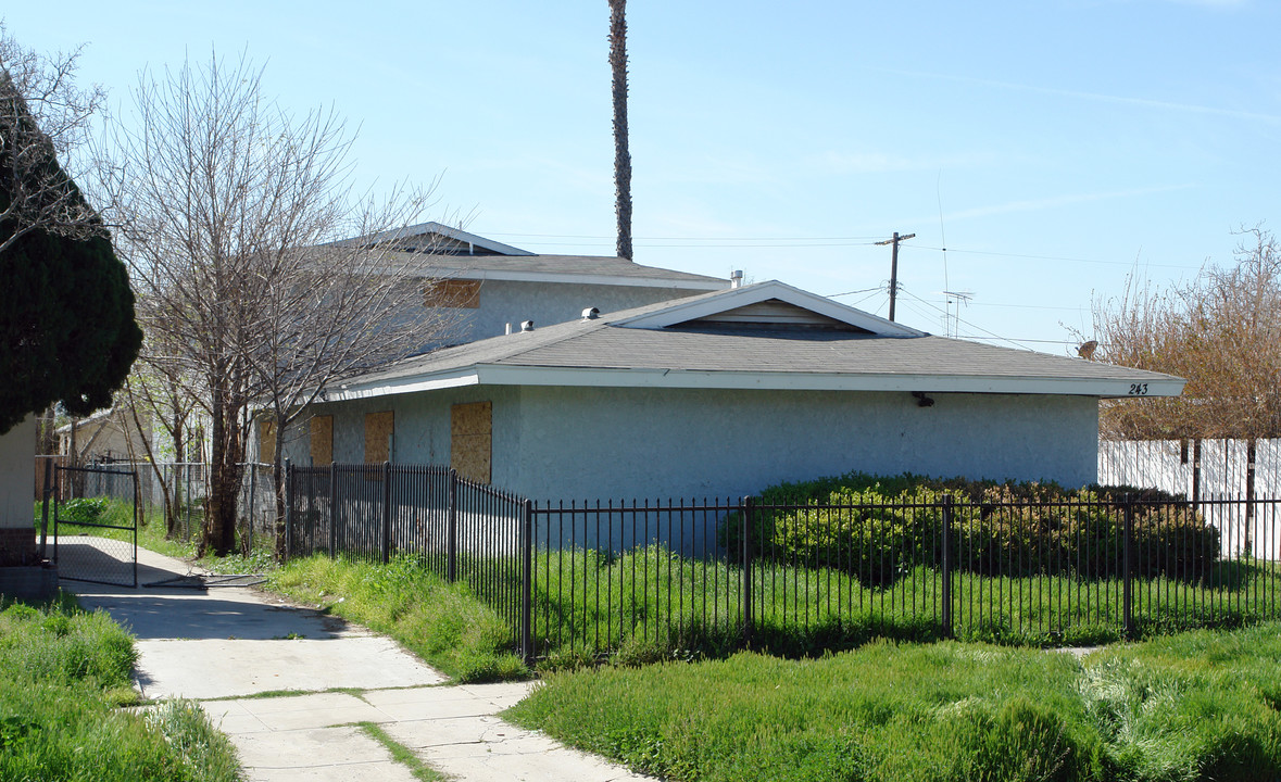 243 E 10th St in San Bernardino, CA - Building Photo