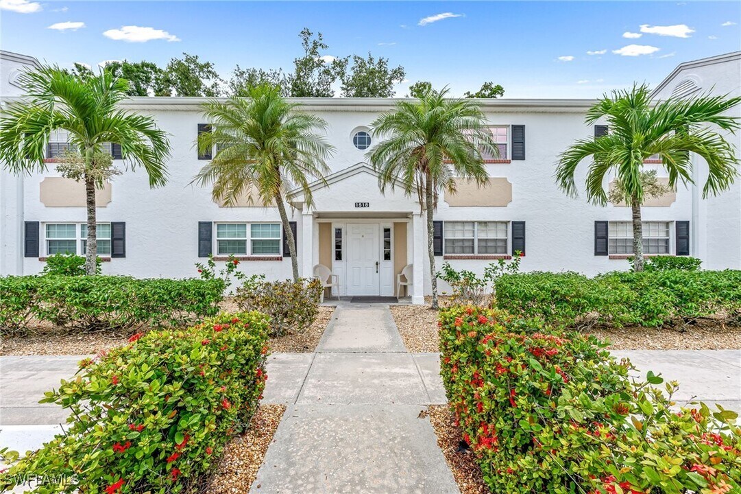 1518 Edgewater Cir in Ft. Myers, FL - Foto de edificio