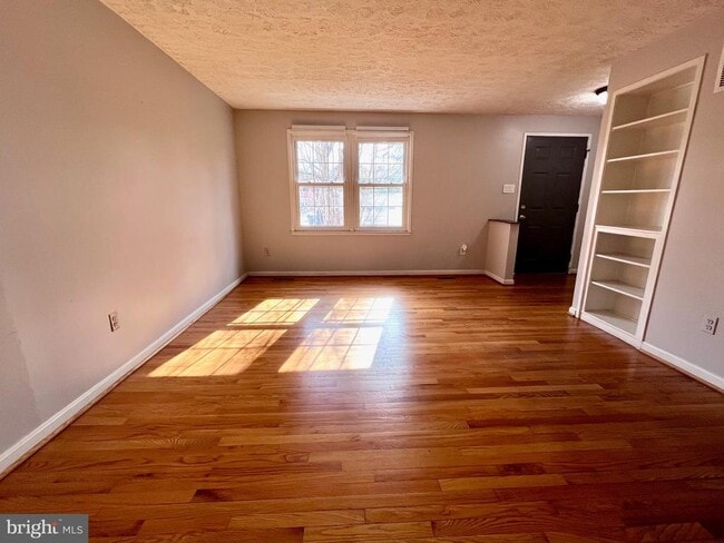 305 Gundry Dr in Falls Church, VA - Building Photo - Building Photo