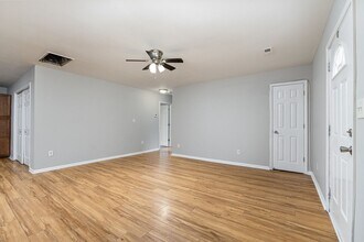 201 Tuckaseege Rd in Mount Holly, NC - Foto de edificio - Building Photo
