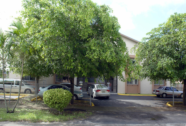 1501 W 42nd St in Hialeah, FL - Foto de edificio - Building Photo