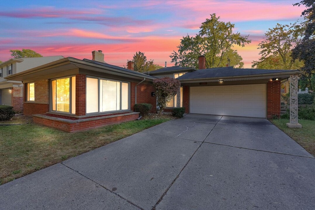 32725 Barkley St in Livonia, MI - Foto de edificio