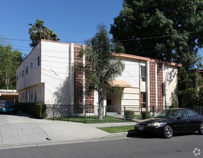 7540 Canby Ave in Los Angeles, CA - Building Photo