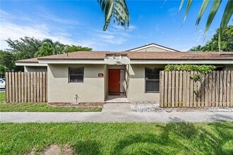 21 Meadows Dr in Boynton Beach, FL - Building Photo - Building Photo