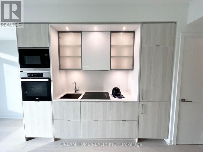 11 Yorkville Ave in Toronto, ON - Building Photo - Building Photo