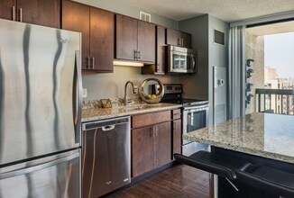 12 E Huron St in Chicago, IL - Building Photo - Building Photo