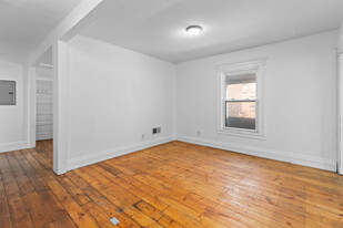 585 W Grand Blvd, Unit #2 in Detroit, MI - Foto de edificio - Building Photo