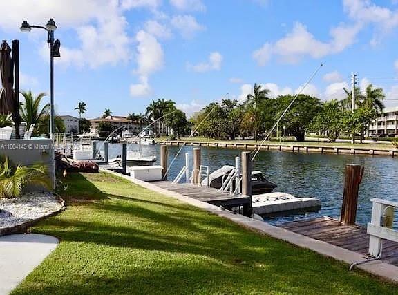 467 Golden Isles Dr in Hallandale Beach, FL - Building Photo