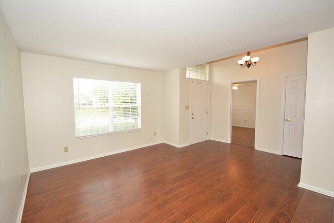 453 Yorktown Ln in Avon, IN - Foto de edificio - Building Photo