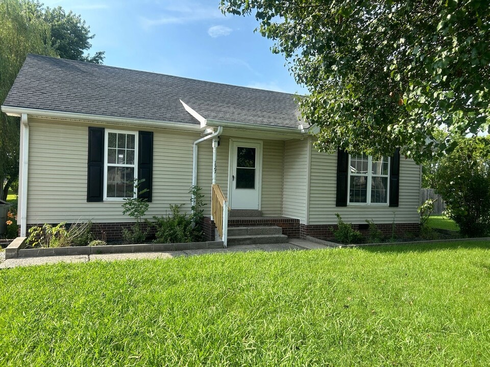 127 Sharon Dr in Portland, TN - Building Photo