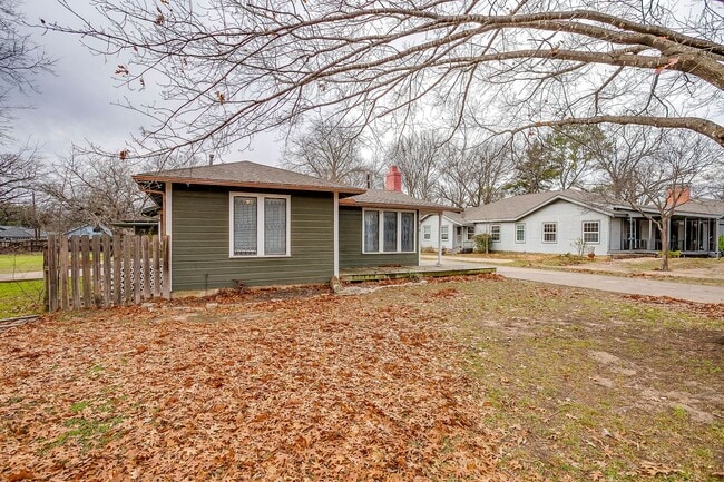 406 Bellevue Dr in Cleburne, TX - Building Photo - Building Photo