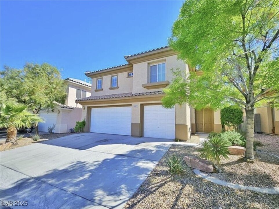 8917 Waltzing Waters Ct in Las Vegas, NV - Building Photo