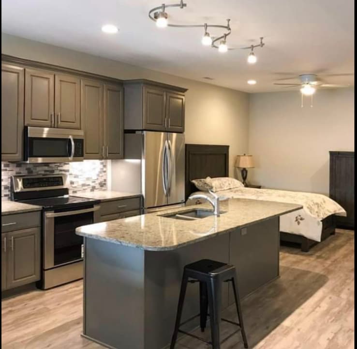 411 S McEwan St in Clare, MI - Building Photo