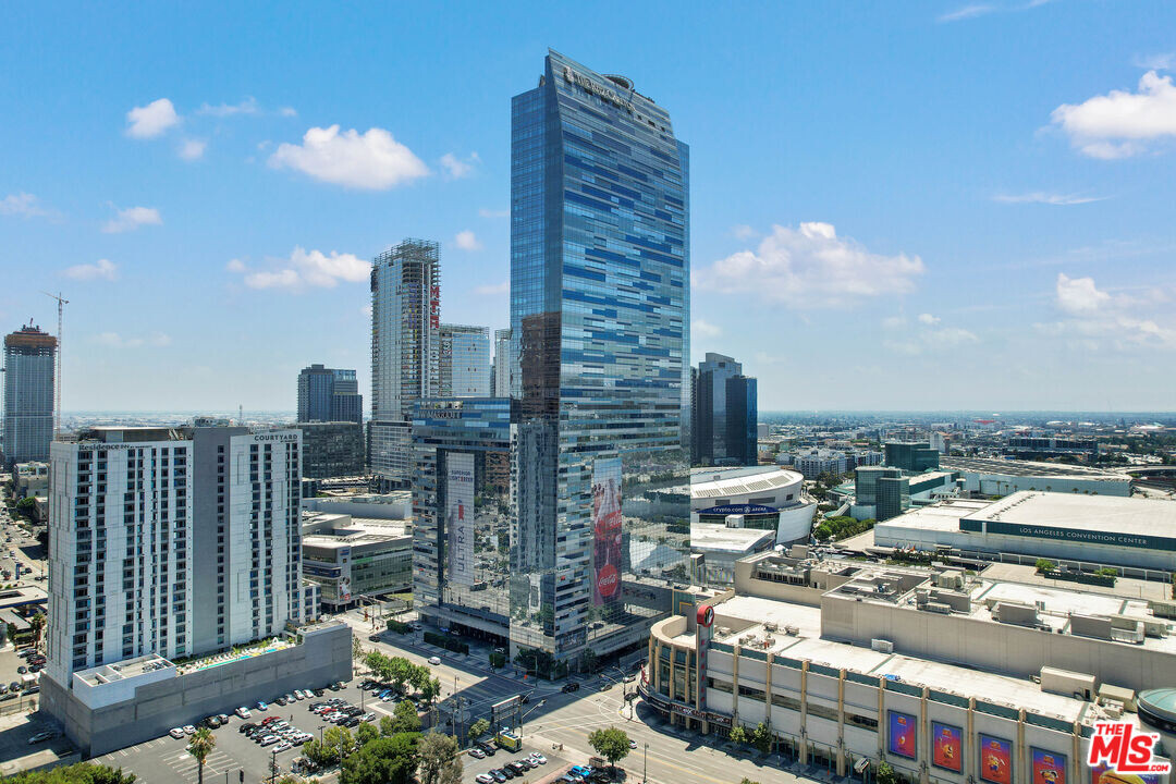 900 W Olympic Blvd in Los Angeles, CA - Foto de edificio