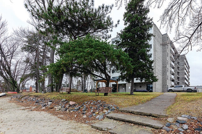 295 Lakeshore Dr in North Bay, ON - Building Photo - Building Photo