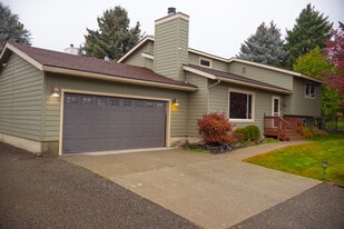 925 Manzanal St NE in East Wenatchee, WA - Building Photo
