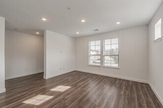 405 Matchbox St in Lantana, TX - Foto de edificio - Building Photo